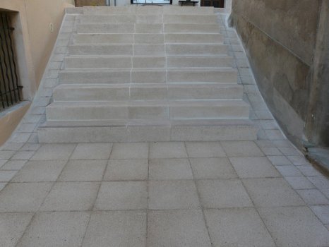 Escalier en pierre reconstituée