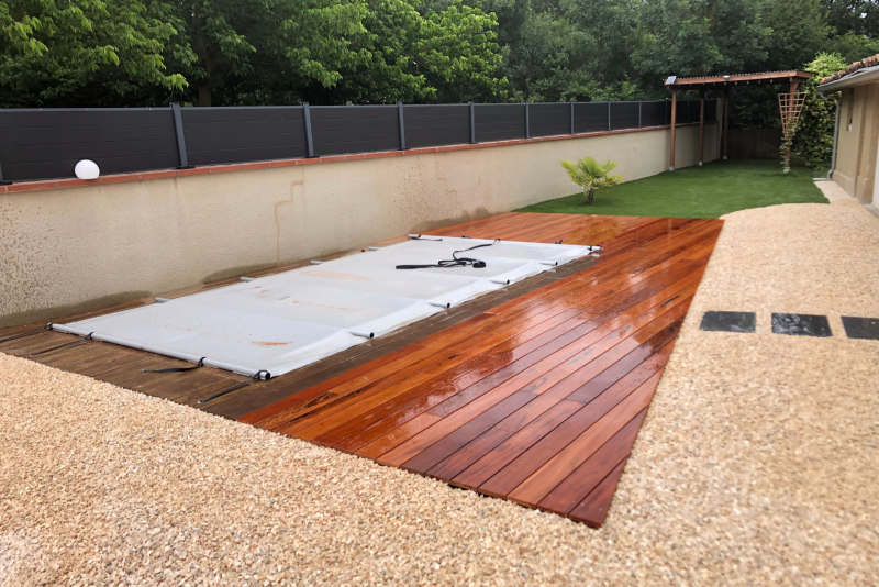 Création d’une plage de piscine en bois exotique et gravier stabilisé à Toulouse