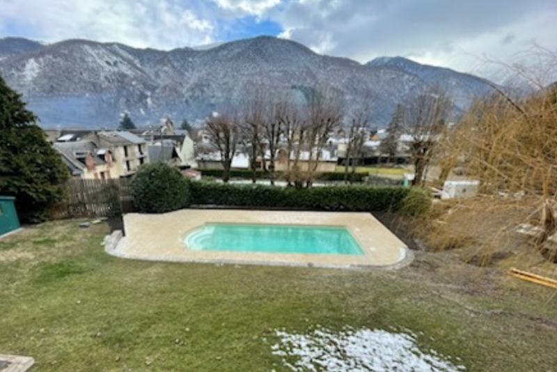 Plage de piscine en pavés dans les Pyrénées 